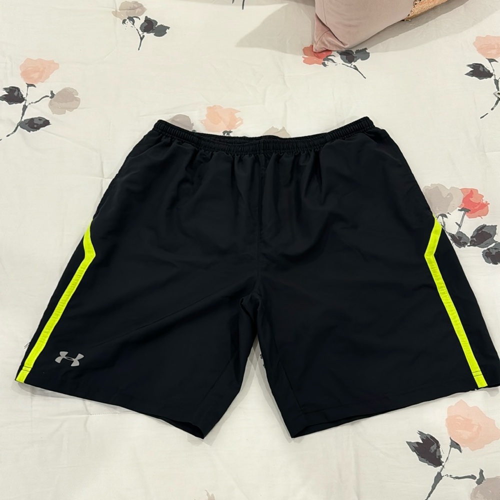 Under Armour Men’s fitted HeatGear athletic shorts in size XL
